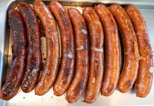 Weil die Bratwurst auf einem Volksfest seiner Meinung nach zu teuer war, rief ein junger Mann ...