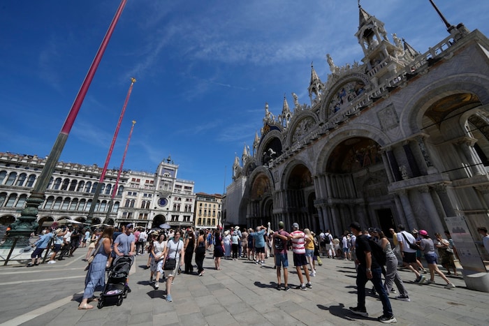 Venedig wird jährlich von Millionen von Touristen besucht.