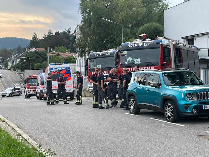Polizei, Rettung und Feuerwehr waren am Samstagabend im Einsatz.