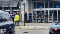 Einsatzkräfte vor dem Tatort im US-Bundesstaat Michigan. 