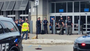 Einsatzkräfte vor dem Tatort im US-Bundesstaat Michigan. 