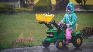 Auch der viele Regen hat seine Sonnenseiten – zumindest für diese kleine Dame, die stolz mit ...