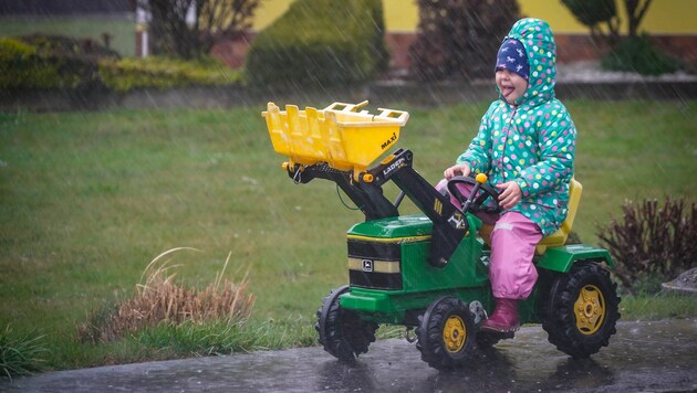 Auch der viele Regen hat seine Sonnenseiten – zumindest für diese kleine Dame, die stolz mit ...