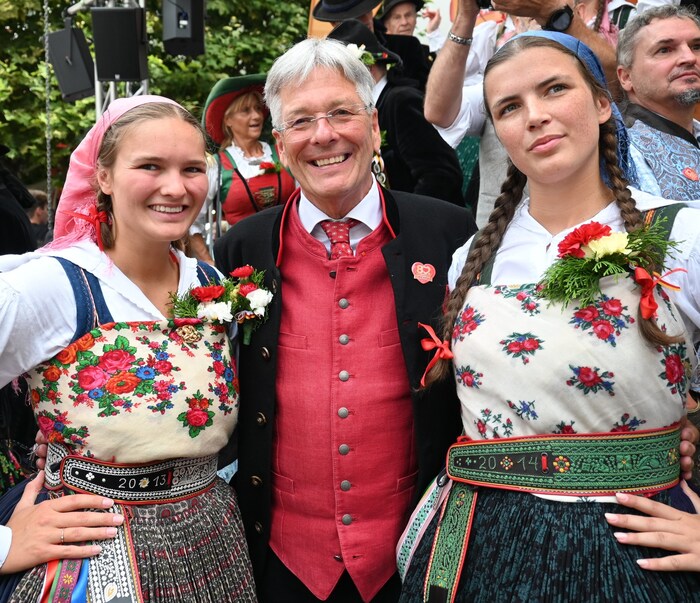 Landeschef Peter Kaiser mit Laderinnen