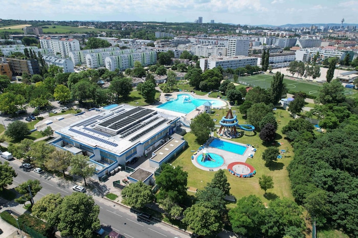 Das Simmeringer Bad besticht mit Hallenbad sowie außen mit Rutsche und Wellenbecken.