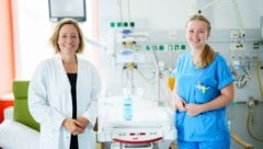 Primaria Angela Zacharasiewicz (li.) mit einer Kollegin. Die Schreiambulanz in der Klinik ...