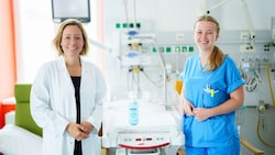 Primaria Angela Zacharasiewicz (li.) mit einer Kollegin. Die Schreiambulanz in der Klinik ...