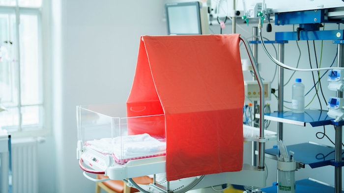 Die Babys samt Eltern werden in der Klinik beobachtet.