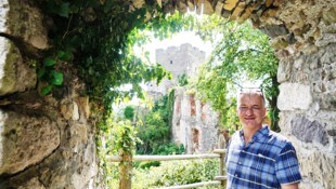 Manfred Eber im Jahr 2022 bei einem Besuch in der Ruine, nun führt die Stadt Graz Gespräche.
