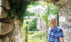 Manfred Eber im Jahr 2022 bei einem Besuch in der Ruine, nun führt die Stadt Graz Gespräche.