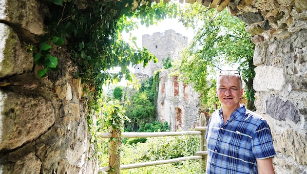 Manfred Eber im Jahr 2022 bei einem Besuch in der Ruine, nun führt die Stadt Graz Gespräche.