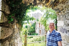 Manfred Eber im Jahr 2022 bei einem Besuch in der Ruine, nun führt die Stadt Graz Gespräche.