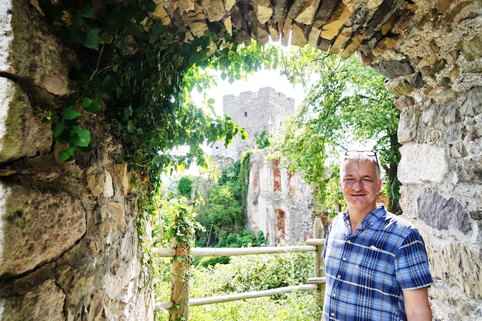 KPÖ-Finanzstadtrat Manfred Eber bei einem Lokalaugenschein mit der „Krone“ im Jahr 2022.