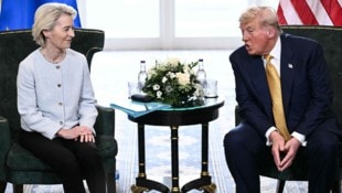 EU-Chefin Ursula von der Leyen (66) und US-Präsident Donald Trump (78) sind am Sonntag im ...