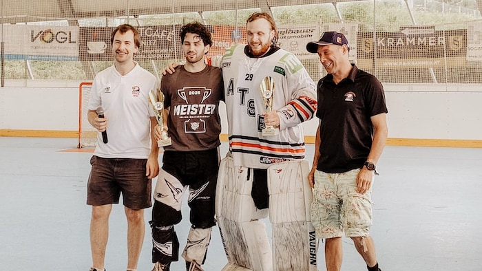 Müde, aber glücklich: Die Meister strahlten mit dem Pokal um die Wette.