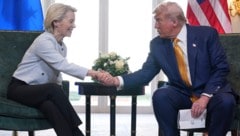 EU-Kommissionspräsidentin Ursula von der Leyen (66) mit US-Präsident Donald Trump (79) am ...