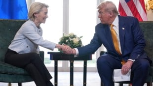 EU-Kommissionspräsidentin Ursula von der Leyen (66) mit US-Präsident Donald Trump (79) am ...