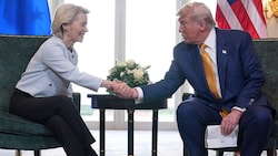 EU-Kommissionspräsidentin Ursula von der Leyen (66) mit US-Präsident Donald Trump (79) am ...