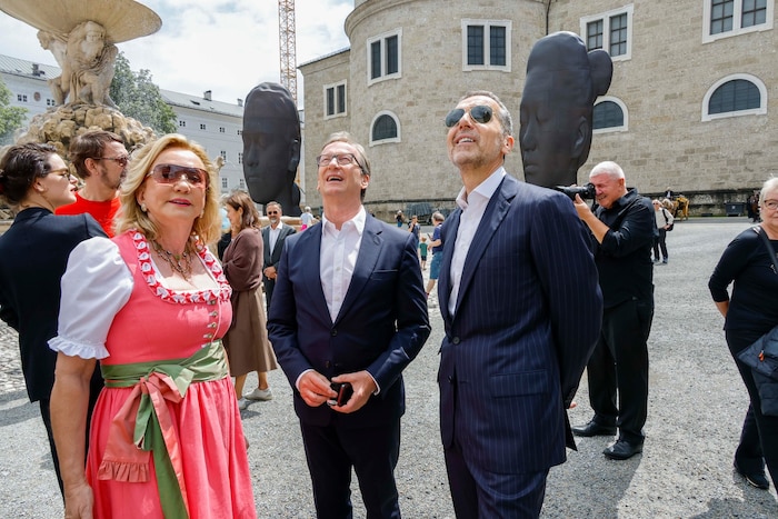 Unternehmerin Jovanka Porsche, Galerist Thaddaeus Ropac (li.) und Ex-Kanzler Christian Kern ...
