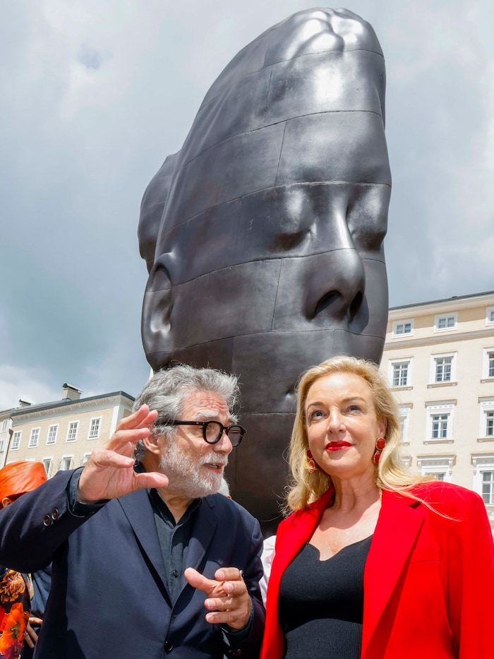 Künstler Jaume Plensa erklärt Festspiel-Präsidentin Kristina Hammer seine Werke.