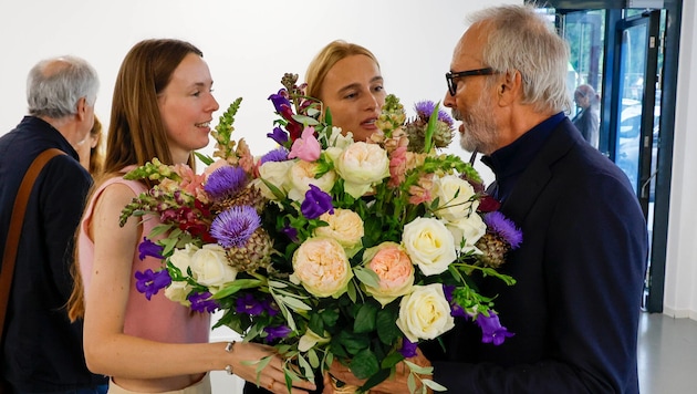 Erwin Wurm bekam einen riesigen Blumenstrauß überreicht.