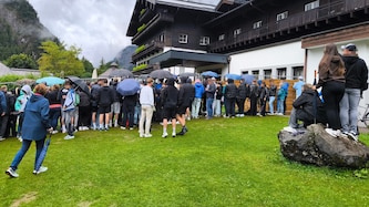 Stundenlang umzingeln Fans das Teamhotel. Mit Plakaten hoffen sie auf eine Unterschrift von ...
