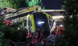 In Baden-Württemberg ist am Sonntagabend ein Zug entgleist. Dabei sind drei Menschen ums Leben ...