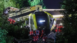 In Baden-Württemberg ist am Sonntagabend ein Zug entgleist. Dabei sind drei Menschen ums Leben ...
