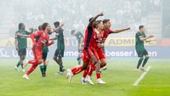Die Erlösung nach dem Goldtor! Rapids Spieler feierten mit viel Glück den Einzug in die zweite ...