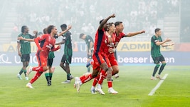 Die Erlösung nach dem Goldtor! Rapids Spieler feierten mit viel Glück den Einzug in die zweite ...