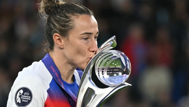 Lucy Bronze kennt offenbar keine Schmerzen.