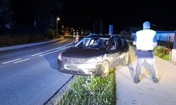 Ein Fahrer krachte in Lamprechtshausen gegen eine Betonmauer.