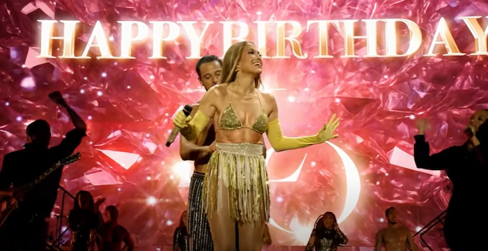 Helfer in der Not: Ein Backgroundtänzer versucht verzweifelt, Pop-Diva Jennifer Lopez wieder ...