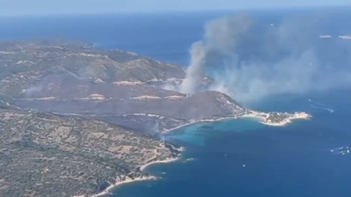 In Villasimius: Der teils heftige Wind erschwert die Evakuierung zusätzlich.
