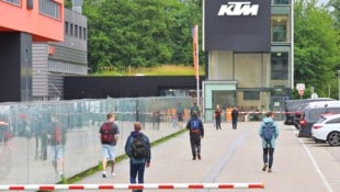 Am Montag kamen die Mitarbeiter an die Produktionsstandorte zurück.