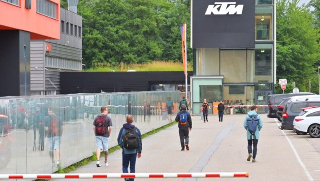 Am Montag kamen die Mitarbeiter an die Produktionsstandorte zurück.