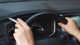 Rauchen im Auto ist aus vielen Gründen keine besonders gute Idee – viele tun es trotzdem ...