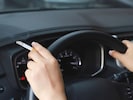 Rauchen im Auto ist aus vielen Gründen keine besonders gute Idee – viele tun es trotzdem ...