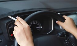Rauchen im Auto ist aus vielen Gründen keine besonders gute Idee – viele tun es trotzdem ...