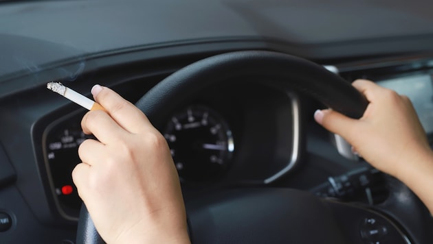 Rauchen im Auto ist aus vielen Gründen keine besonders gute Idee – viele tun es trotzdem ...