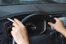 Rauchen im Auto ist aus vielen Gründen keine besonders gute Idee – viele tun es trotzdem ...