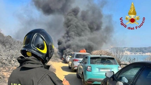 Ernste Lage: Mancherorts versperrte das Feuer fast alle möglichen Ausgänge und Straßen zu den ...