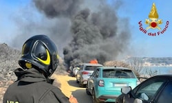 Ernste Lage: Mancherorts versperrte das Feuer fast alle möglichen Ausgänge und Straßen zu den ...