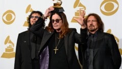 Ozzy Osbourne (M.), Tony Iommi (l.) und Geezer Butler (r.) von Black Sabbath mit dem Grammy für ...