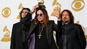 Ozzy Osbourne (M.), Tony Iommi (l.) und Geezer Butler (r.) von Black Sabbath mit dem Grammy für ...