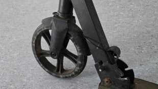 Der junge Lenker des E-Scooters wird nun gesucht (Symbolbild).