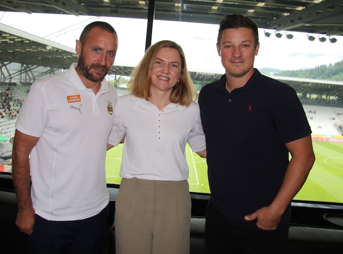 Fühlten sich im VIP-Bereich des Tivoli Stadions woRapid-Geschäftsführer Steffen Hofmann, die ...