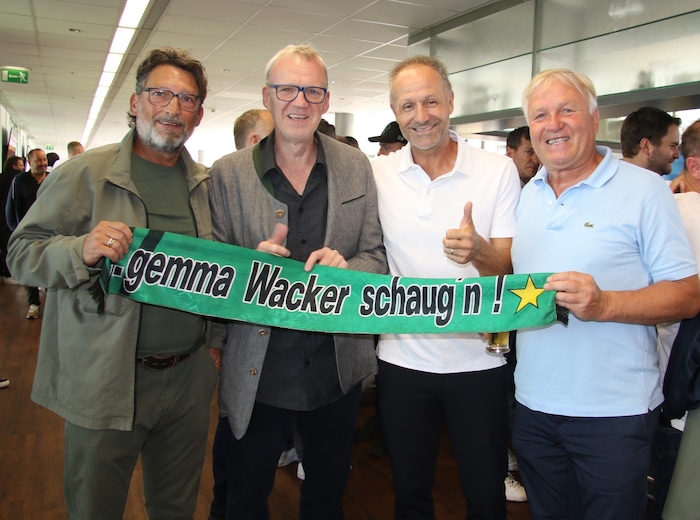 Andreas Spielmann, Moderator Ralph „The Voice“ Schader, Roland Kirchler und Fußball-Fan Luis ...