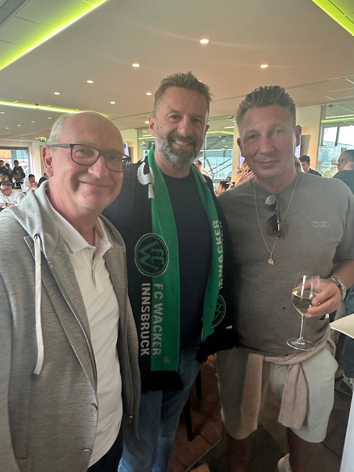 Von links: Thomas Müller (Kinderklinik Innsbruck), Helmut Gschließer (Personalshop) und Hansi ...