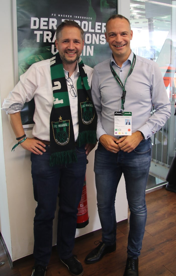 Alpenzoo-Direktor André Stadler (links) mit Uniqa-Landesdirektor Michael Zentner.